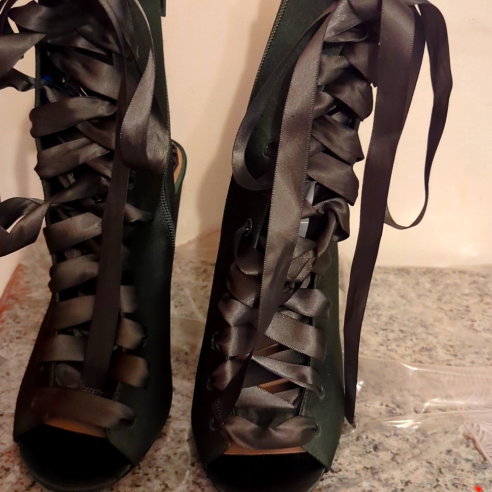 Sandals women almost new size USA 8.5 Olive Green